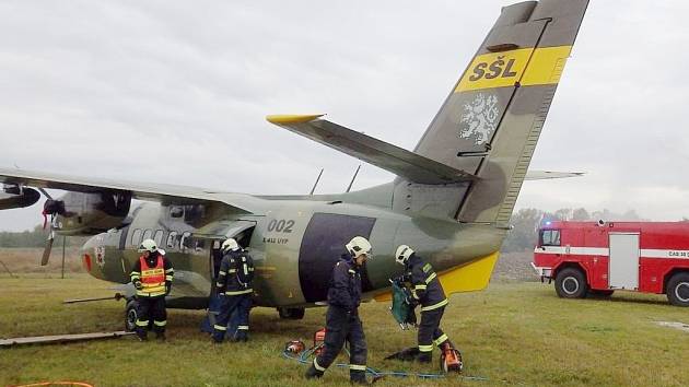 Na ranveji hoří letadlo, uvnitř jsou uvěznění cestující i posádka, tak to v pondělí 10. října vypadalo na letišti v Kunovicích. Žádné drama s tragickými následky se ale nekonalo, naštěstí šlo jen o cvičení hasičů. 