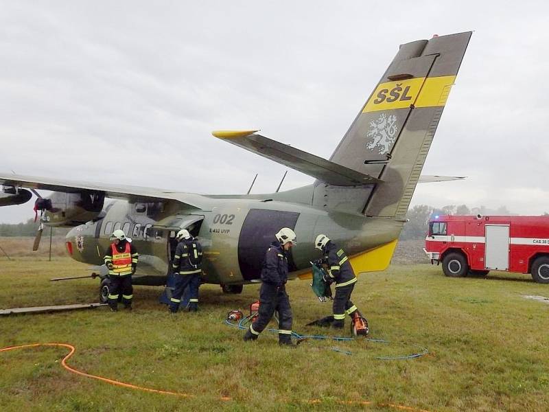 Na ranveji hoří letadlo, uvnitř jsou uvěznění cestující i posádka, tak to v pondělí 10. října vypadalo na letišti v Kunovicích. Žádné drama s tragickými následky se ale nekonalo, naštěstí šlo jen o cvičení hasičů. 