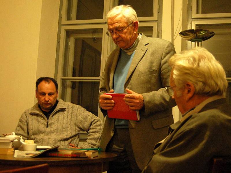 Čtení a debata o třetím odboji a době komunistických perzekucí v Cafe Portal v Uherském Hradišti.