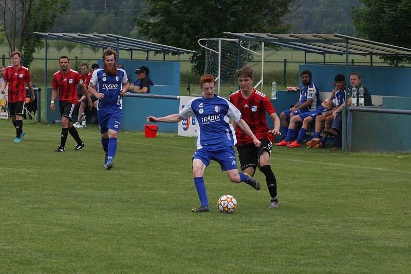 Fotbalisté Babic (červené dresy) ve 25. kole okresního přeboru Uherskohradišťska zdolali předposlední Březolupy 2:0.