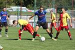 Fotbalisté Bojkovic (červenožluté dresy) se v rámci oslav výročí devadesáti let od založení klubu vyzvali Staré Město.