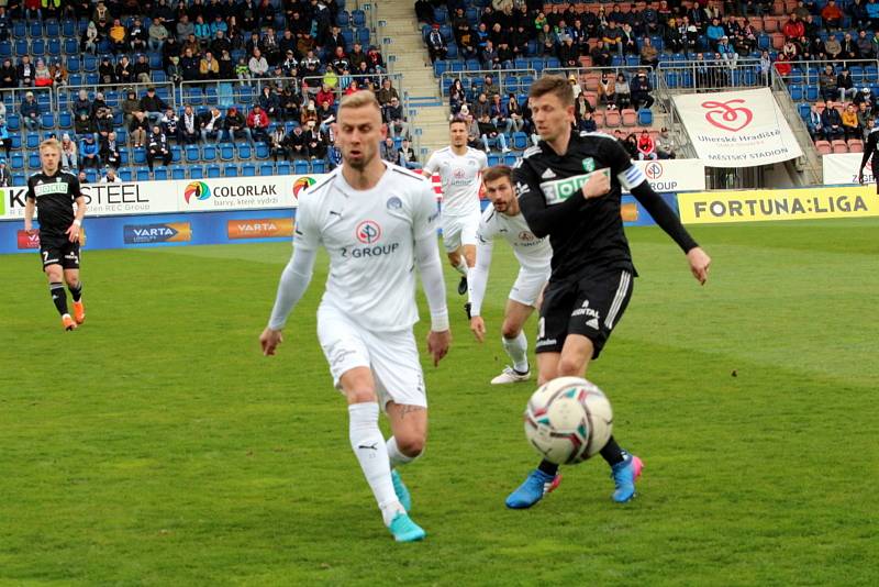 Fotbalisté Slovácka (bílé dresy) doma přivítali Karvinou.