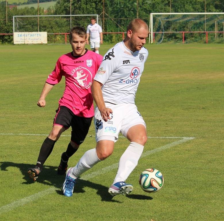 Někdejší ligový obránce Miloslav Penner (v tmavém) poznal, jak bolí fotbal v okresním přeboru. Jeho Hluk B navíc na hřišti Slovácka C prohrál 1:3.