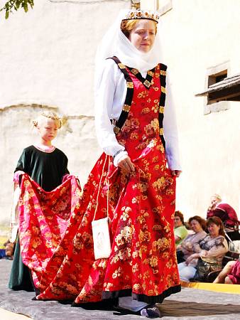 Fotogalerie: Historické kostýmy z 15.-19. století na Buchlově - Slovácký  deník