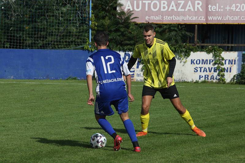 Fotbalisté Kunovic (žluté dresy) v 9. kole krajské I. A třídy skupiny B podehli doma Nedachlebicím 0:3 a v tabulce zůstali předposlední.