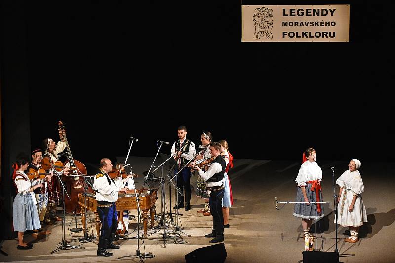 Už pošestnácté se v brodském Domě kultury konal v sobotu 17. listopadu pořad Legendy moravského folkloru. Na pódiu stanuly muzikantské rody Bruštíků, Málků, Škubalů a Petrů. Hostem večera byl rod Dudíků ze Slovenska.