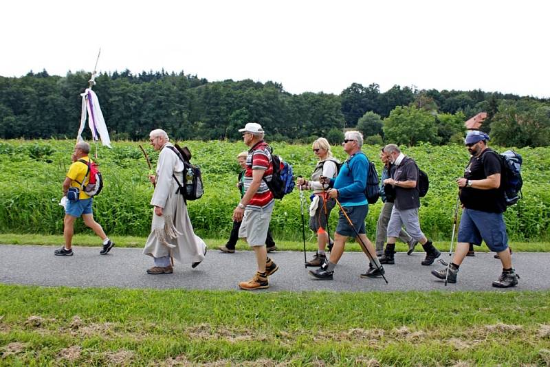 MORAVSKÁ COMPOSTELA. Z Velehradu se vydali v pátek po obědě věřící poutníci na 110 kilometrů dlouhou trasu přes Hostýn na Svatý Kopeček.