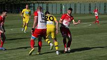 Fotbalisté Strání (žluté dresy) ve 2. kole krajského poháru zvítězili na hřišti sousedního Slavkova hladce 6:0.