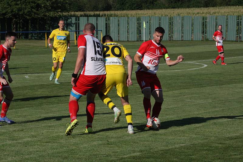 Fotbalisté Strání (žluté dresy) ve 2. kole krajského poháru zvítězili na hřišti sousedního Slavkova hladce 6:0.