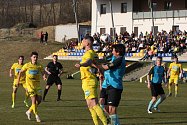Fotbalisté divizního Strání (žluté dresy) v prvním jarním zápase doma remizovali se Skašticemi 0:0.