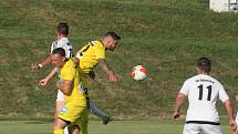 Fotbalisté divizního Strání (žluté barvy) v pátečním přípravném zápase deklasovali Boršice 8:0.