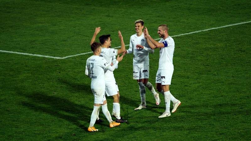 Fotbalisté Slovácka (v bílých dresech) v dohrávce 4. kola přehráli poslední Příbram 5:1.