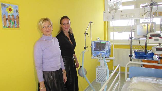 Plicní ventilátor v hodnotě 350 tisíc zakoupila Kapka Naděje pro dětské oddělení Uherskohradišťské nemocnice. Osobně jej přijela ve čtvrtek 2. února předat prezidentka fondu Vendula Pizingerová.