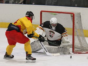 Hokejisté Uherského Ostrohu (bílé dresy) v 19. kole Krajské ligy deklasovali poslední Brumov 9:1.