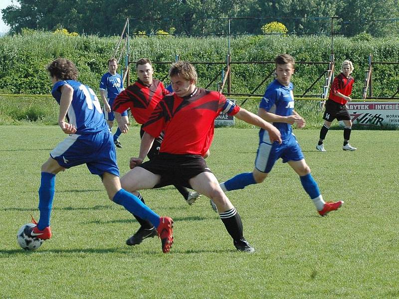 Fotbalisté Uherského Ostrohu (v tmavých trenýrkách) podali v prvním poločase proti Bojkovicím bídný výkon a prohráli jej vysoko 0:4. Po změně stran už jen zkorigovali na konečných 2:4.