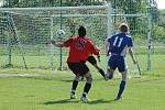 Fotbalisté Uherského Ostrohu (v tmavých trenýrkách) podali v prvním poločase proti Bojkovicím bídný výkon a prohráli jej vysoko 0:4. Po změně stran už jen zkorigovali na konečných 2:4.