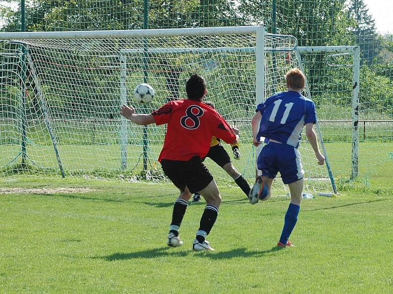 Fotbalisté Uherského Ostrohu (v tmavých trenýrkách) podali v prvním poločase proti Bojkovicím bídný výkon a prohráli jej vysoko 0:4. Po změně stran už jen zkorigovali na konečných 2:4.