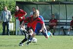 Fotbalisté Uherského Ostrohu (v tmavých trenýrkách) podali v prvním poločase proti Bojkovicím bídný výkon a prohráli jej vysoko 0:4. Po změně stran už jen zkorigovali na konečných 2:4.