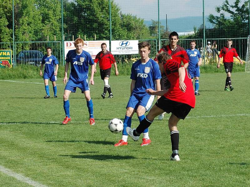 Fotbalisté Uherského Ostrohu (v tmavých trenýrkách) podali v prvním poločase proti Bojkovicím bídný výkon a prohráli jej vysoko 0:4. Po změně stran už jen zkorigovali na konečných 2:4.