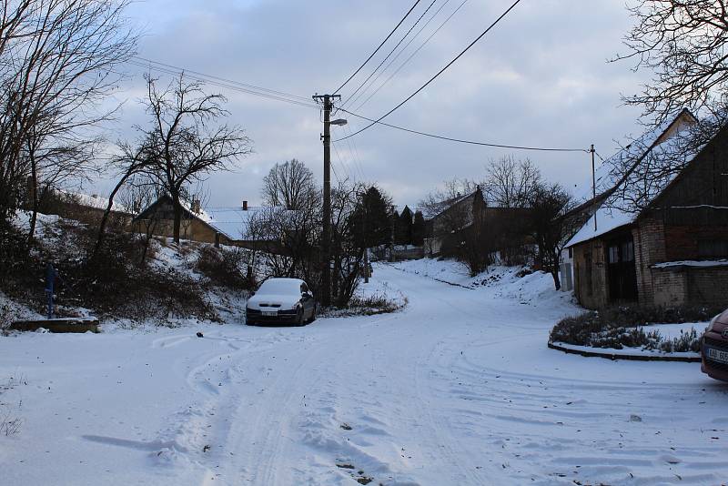 Hostějov se sněhovou pokrývkou.