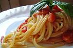Italská kuchyně: špagety s rajčaty.