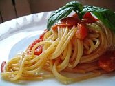 Italská kuchyně: špagety s rajčaty.