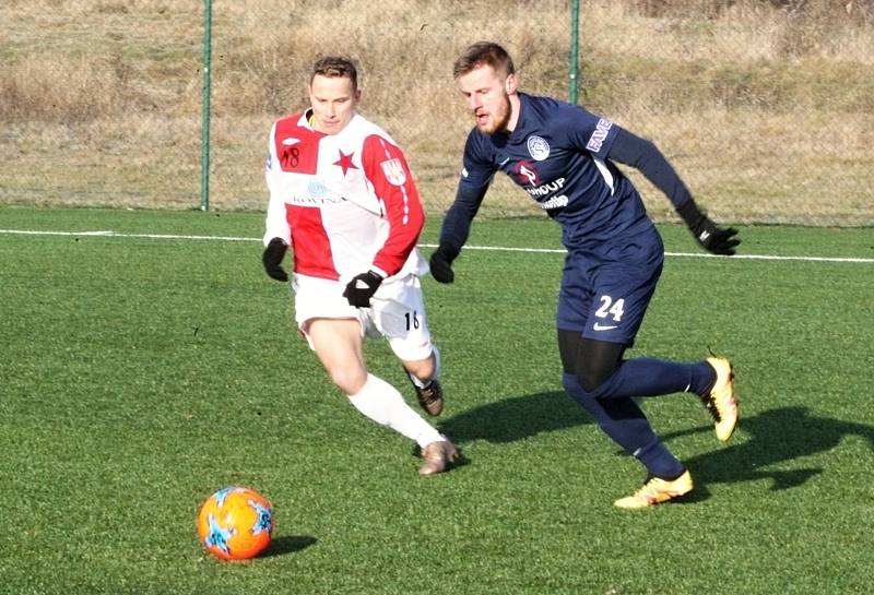 Fotbalisté ligového Slovácka (v modrých dresech) zvítězili na umělé trávě v Kroměříži 4:1.