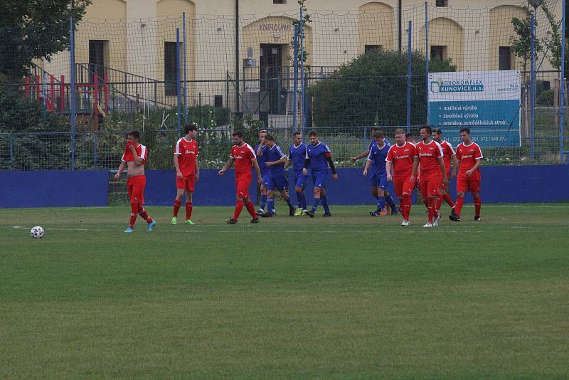 Fotbalisté Kunovic (modré dresy) ve 3. kole krajské I. A třídy skupiny B podlehli Újezdci 1:4.