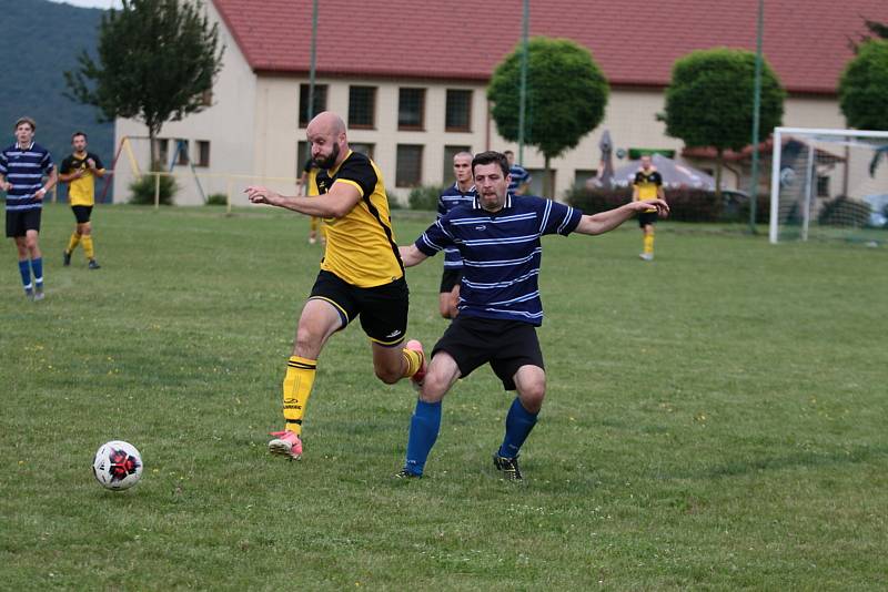 Fotbalisté Ostrožské Lhoty (ve žlutých dresech) zvítězili na hřišti Žítkové 8:1 a postoupili do druhého kola Poháru OFS Uherské Hradiště.