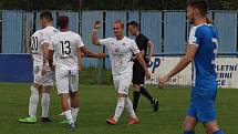 Fotbalisté Slovácka B (bílé dresy) ve 4. kole MSFL deklasovali Vítkovice 6:0.