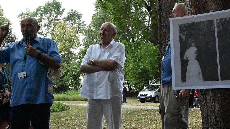 Výstavu zahájilo povídání s Josefem Somrem a Janem Kudělou.