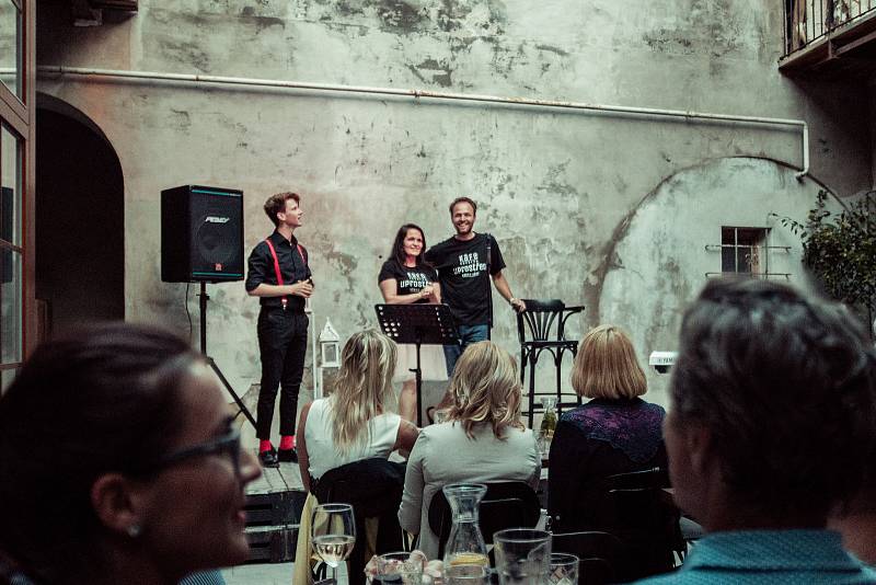 Jaroslav Bartoš (v pravo) na dvorku Kafe uprostřed při Festivalu VšehoDění.