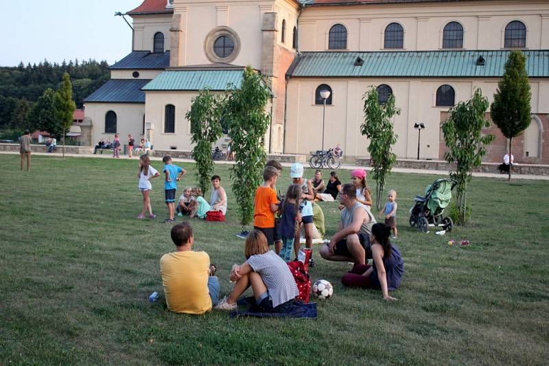  XI. ročník hudebního festivalu Šroubek se uskutečnil u ohradní zdi s nikami a osmi světci.