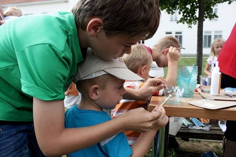 POD VĚŽEMI. Děti měly při soutěžích a hrách baziliku za zády.