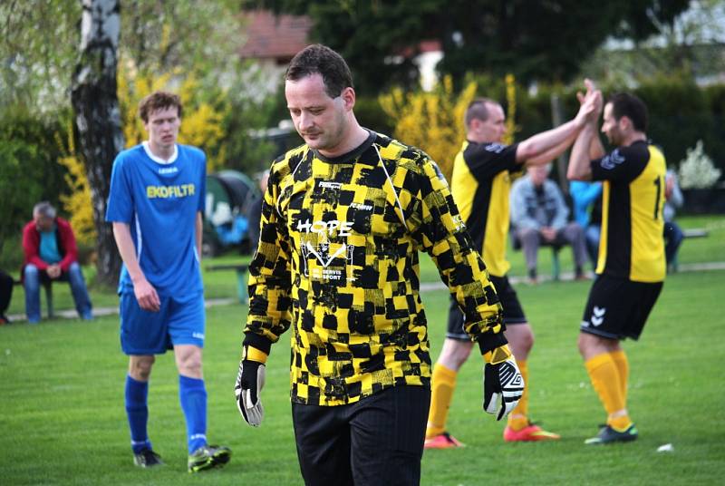 Fotbalisté Sušic hostili v okresním přeboru Bánov(v modrém). Utkání skončilo 4:1.