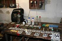 Policisté v domě našli vybavení i veškeré chemikálie a léky potřebné k výrobě pervitinu.