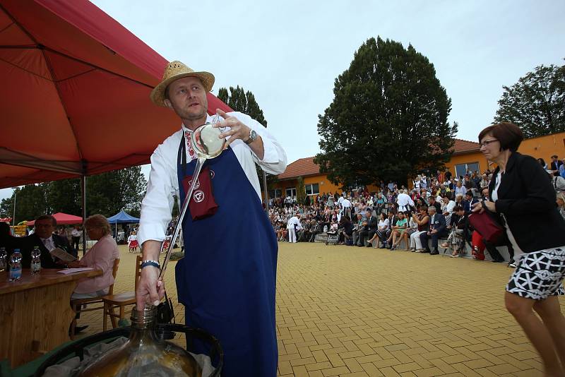 Slavnostní vyhlášení výsledků X. ročníku soutěže TOP Víno Slovácka 2017 v Polešovicích. Jedná se o regionální ocenění nejlepších vín Slovácka