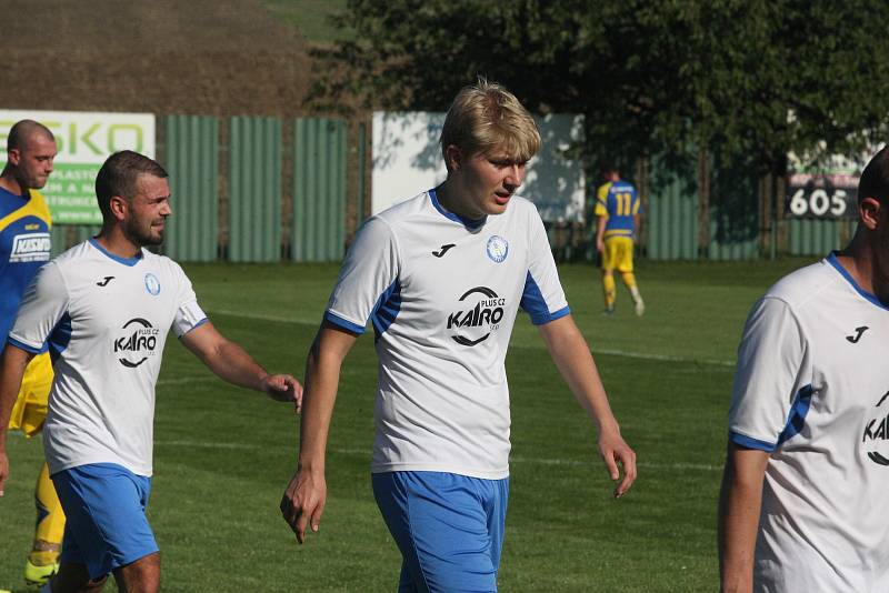 Fotbalisté Slavkova (modré dresy) v 7. kole I.B třídy přehráli oslabený Tlumačov 3:0.