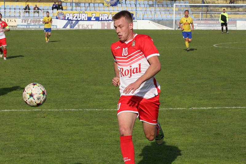 Fotbalisté Starého Města (žluté dresy) v 8. kole I. B třídy skupiny C přetlačili Slavkov 2:1.