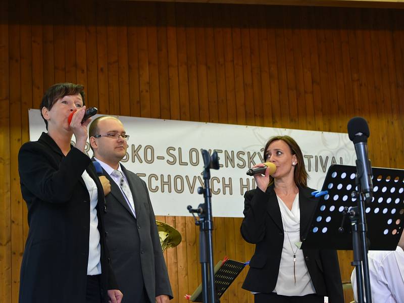 Festival dechovek ve Starém Hrozenkově doprovodilo mrholení