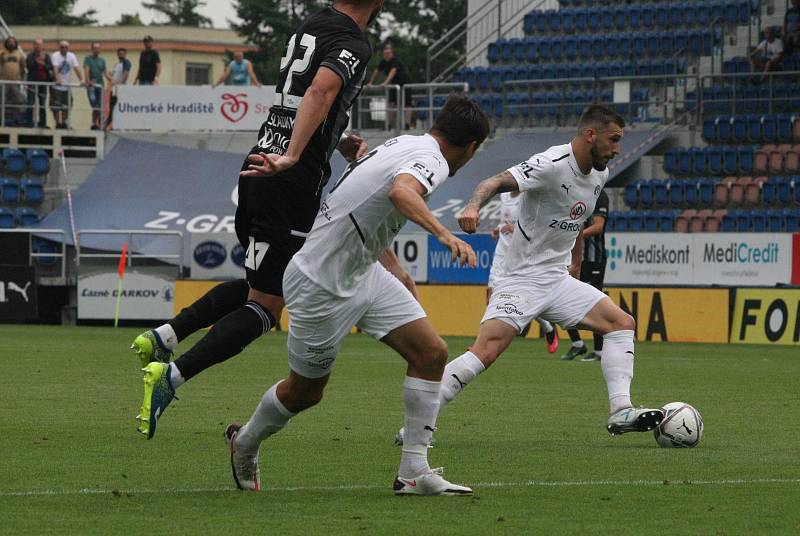 Fotbalisté Slovácka (bílé dresy) ve 2. kole FORTUNA:LIGY hostili České Budějovice.