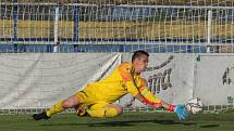 Fotbalisté Slovácka (bílé dresy) na úvod letní přípravy přehráli druholigový Vyškov 6:1.