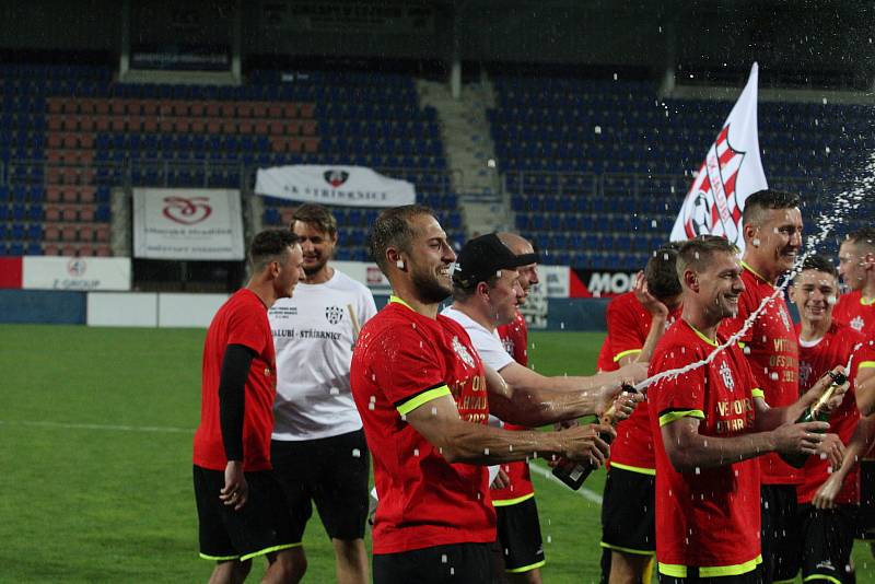 Fotbalisté Jalubí (žlutočerné dresy) zdolali ve finále Poháru OFS Jarošovský pivovar Stříbrnice 7:1. Utkání na stadionu ligového Slovácka sledovalo 1234 diváků.