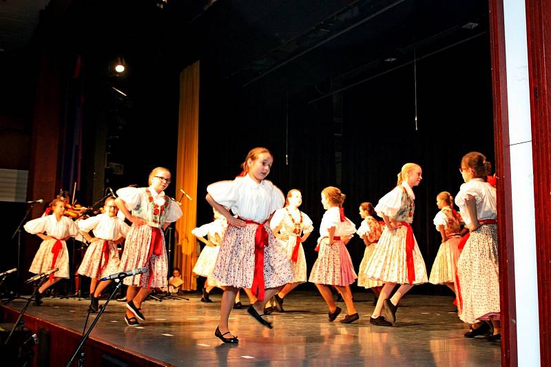 Třináct dětských folklorních souborů roztleskalo čtyři stovky diváků.