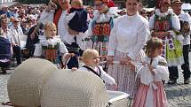 Průvod krojovaných vystartoval z Vinohradské ulice. Po dvoukilometrovém pochodu dorazili folkloristé na zaplněné Masarykovo náměstí.