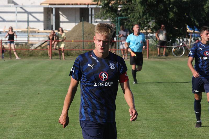 Fotbalisté Uherského Brodu (červené dresy) v prvním kole MSFL remizovali s béčkem Slovácka 3:3.