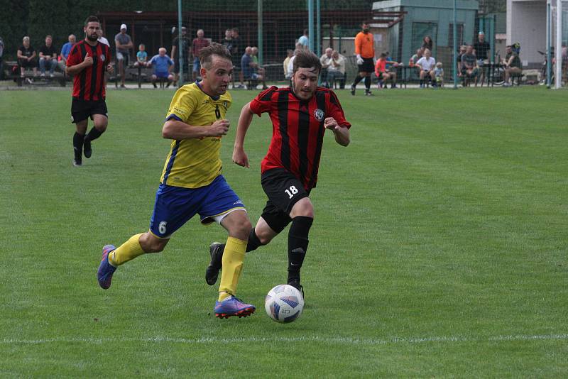 Fotbalisté Starého Města (žluté dresy) vyhráli derby ve Zlechově 3:1.