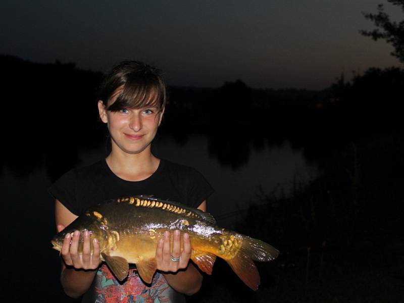 Daniela Dvouletá (13) z Jalubí ulovila necelé tři hodiny po zahájení závodu kapra o délce 52 a zvítězila v kategorii dětí.