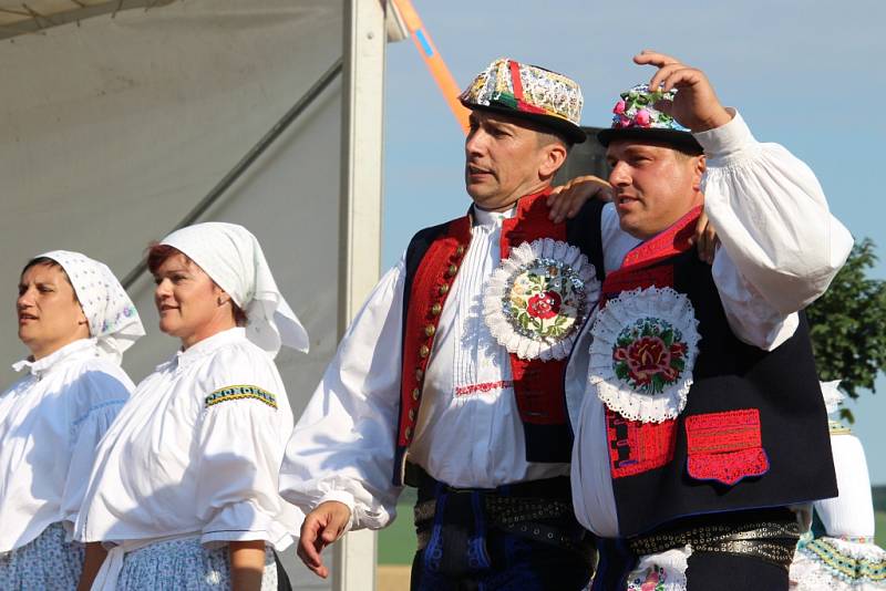 Folklorní den ve Slavkově zaznamenal rekordní účast stánkařů i vystupujících. Zavítal na něj také senátor Ivo Valenta, který celé akci poskytl záštitu.