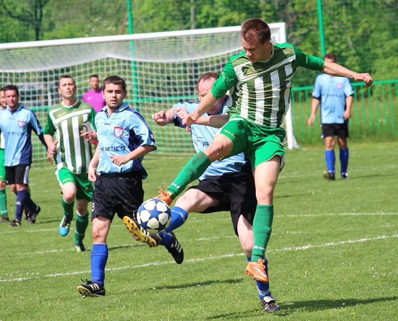 Fotbalisté Částkova (v pruhovaném) dělali favorizovaným Polešovicím velké starosti a nakonec je také obrali o důležité tři body.